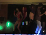 курчавая русская девушка ню на клубной концертной эстраде