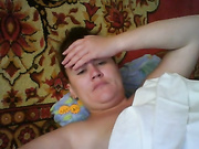 старая роговая мама, массирует грудь по утрам