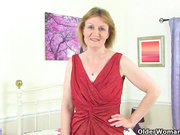 Британская мамаша Ила Джейн раскрывает свои скрытые сокровища