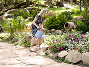 Опрятного чела две блондинки оприходуют на коже.