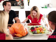 Анджел Смаллс в День благодарения Веселится.HD