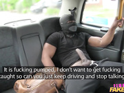 Грудастая таксерка трахает беглова клиента в маске