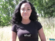 Черная цыпа готова отдаться за немного наличности.