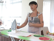 Любительская MOM перебирая свою задницу и киску