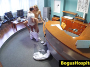 Евро Пациентка пальцами в фиктивной больнице