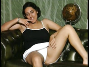 Брюнеточка мастурбирует во всех видах.