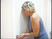 Зрелая мамаша стащила одежду у русского пасынка и вернула только после секса