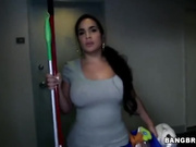 Una inmigrante latinoamericana complace a su jefe limpiándole la casa con un toque picante.