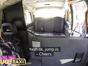 Female Fake Taxi Рогові пиріжки використовують огірок, щоб розтягнути кицьку