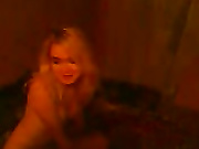 молодая говорит что любит сосать у всех, особенно у тех у кого большой