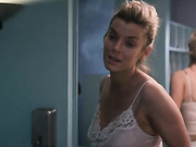 Элисон Бри сиськи и секс в GLOW s01e01 (2017)