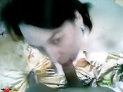 Мадам делает минет мужичку,а тот говорит по телефону с друганами.