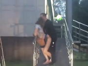 Засаживает на ступеньках Сбербанка_Любительское порно