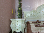 Сестренка рукоблудничая на едине оказалась не одна в комнате.