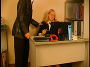 Хорошая покладистая секретарша на рабочем месте.