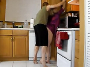 Голая под холатиком мама на кухне