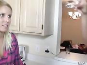 Милая молоденькие handjob in the кухне