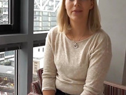 Blondi mit behaarter Fotze am Hotelfenster im ersten Stock