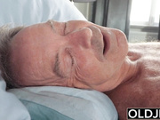 невыносимо молоденькая имеет дикий секс с пожилым человеком, а его жена работает