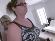 Симпатичную блондинку подростока сосет и трахается с парнем Хотя ее мама ждет