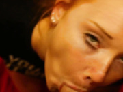 Симпатичная рыжая с веснушками глотать сперму!