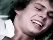 Молодые и симпатичные вовсю занимаются сексом 1970