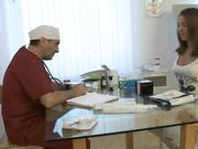 Молодая чика и извращенец врач 2