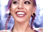 Грудастая детка с фиолетовыми волосами завязана и очень взволнована