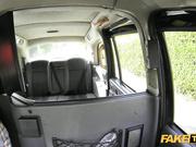 Клиентка в такси повелась на болтовню таксиста и его огромны хер.