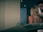 Жена с пухлыми губами и секси белье Джесса Роудс сосет и прыгает на его огромном члене.