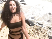 Настя Камеских в бикине на пляже (Loop видео)