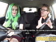 Дикая поездка с сексом для татуированной грудастой ученицы с большой задницой