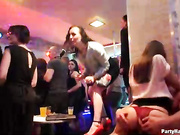 Kinky краля is giving a nice hanjob and a blowjob to a horny guy she just met