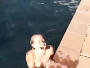 Kristanna Loken целуется с девкой в бассейне и топлесс