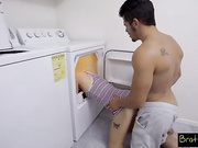 Кудрявая брюнетка заставляет свою киску заполняться, а ее голова засунута в стиралку