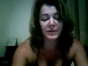 сексуальная тетя мастурбирует на веб-камере в бикини