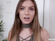 Опытный цыпа с голубыми глазами стоит на коленях перед ее хозяином и сосет его толстый член