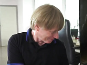 Старый отчим трахает в гостиной свой грудастую падчерицу