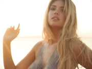 Kate Upton, Chrissy Teigen & Больше воссоздать иконные обложки в Bodypaint- Sports Illustrated Swimsuit