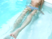 Бесплатное порно видео Skinny teen fucked by pool