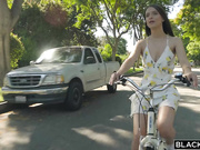 Izzy Lush этим летом в Лос-Анджелесе поролась с татуированным негом