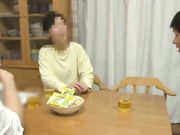 Мать с отцом пригласили кавалера к дочери и после флирта они тут же начали ебаться