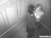 Сексуальная ебля в лифте попадает на камеру