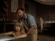 Папа лапает дочь в ванной реальный инцесто