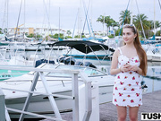 Диджея Альберто приглашает ее к себе Лену надеясь получить анальный секс