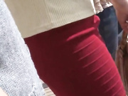 Японская школьница щупает свою училку в автобусе и учителю это нравится.