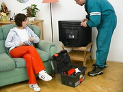 Мастер подчинил телик брюнетки и выебал ее бонусом