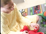 Папочка трахает 18-летнюю падчерицу в место игрушек