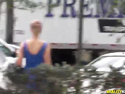 Сексуальная милфа устроила себе секс с незнакомцем после кайфовых покупок