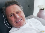 Затрхав своего мужа до инвалидного кресла милф Joslyn James взялась за доктора